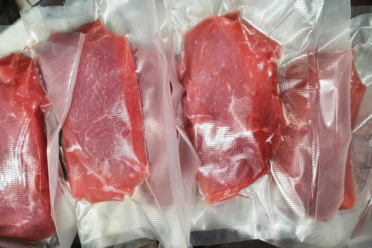 肉の袋をビニールで包み、肉をビニールで包みます。