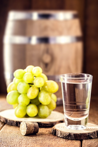 バガセイラ、イタリアとヨーロッパの典型的な緑のブドウとアルコール飲料