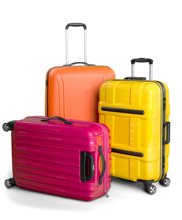 Foto bagage bestaande uit grote polycarbonaat koffers geïsoleerd op wit