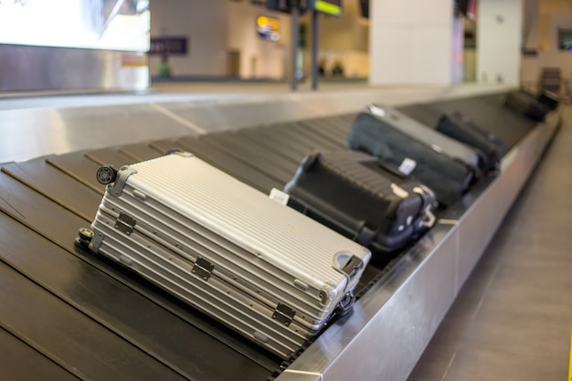 Bagage passagier op de transportband in de luchthaven.