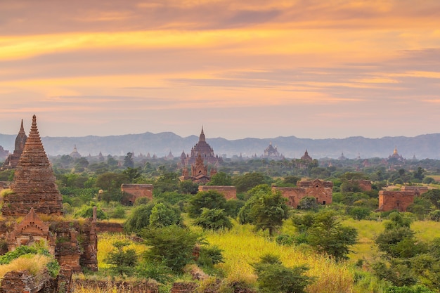 해질녘 미얀마의 바간 시 시내 스카이라인 도시 풍경