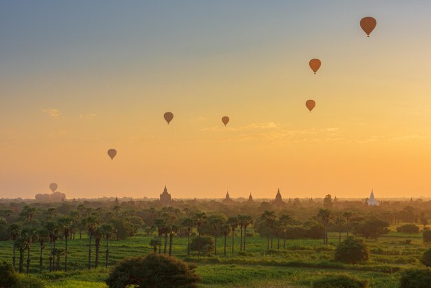 Photo bagan myanmar with balloons