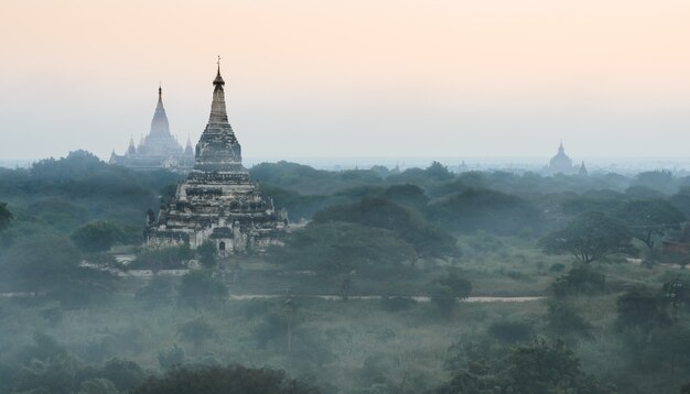 Pianure di bagan di antichi templi all'alba, myanmar