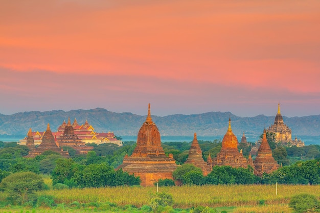 Bagan stad centrum skyline stadsgezicht van Myanmar bij zonsondergang