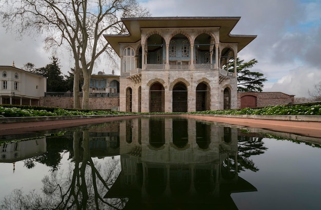 Bagdad Paviljoen in de vierde binnenplaats van het Topkapi Paleis op een zonnige dag Istanbul Turkije