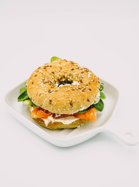 Bagel gevuld met gerookte zalm verse kaas en rucola