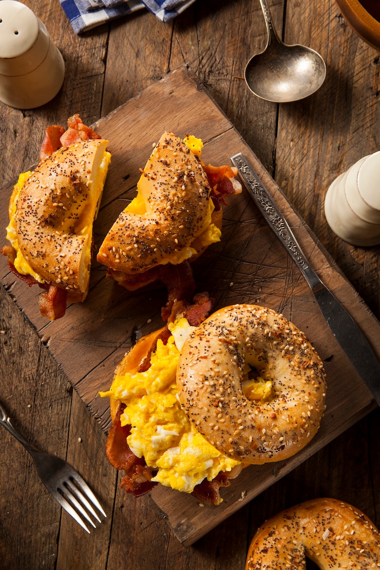 Foto bagel met ei en spek
