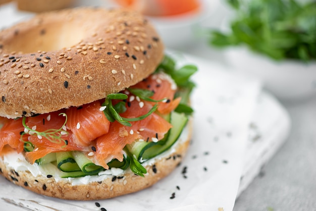 Bagel met gezouten zalm, komkommer en roomkaas