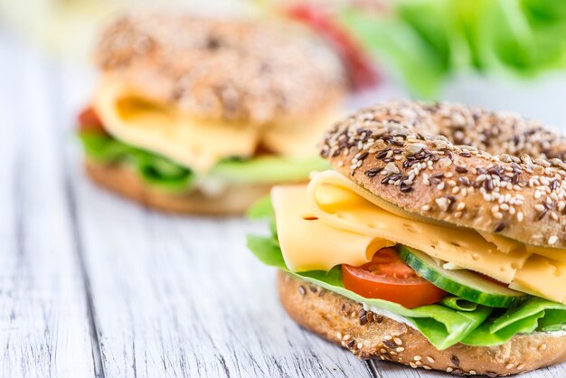 Foto bagel met goudse kaas