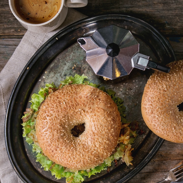 Bagel met stoofpot en gebakken ui