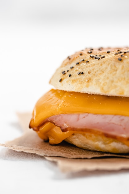 Foto bagel con prosciutto e formaggio cheddar