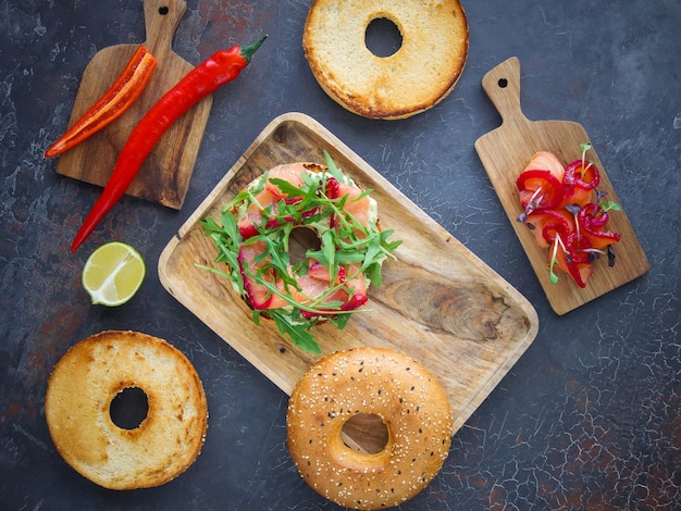 Bagel con salmone su sfondo scuro, panino per la colazione