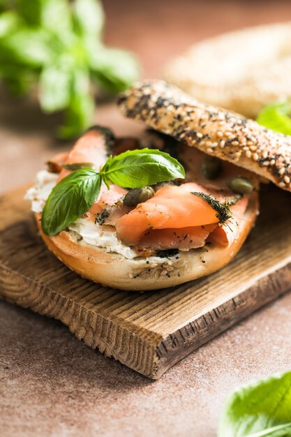 Bagelbroodje met gerookte zalm crème kaas