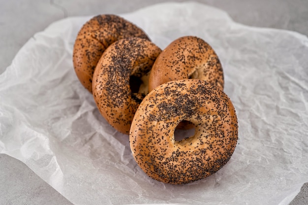 Bagels gestapeld op tafel