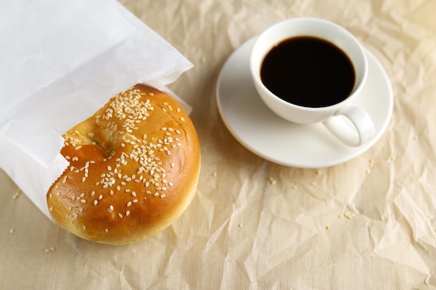 Bagels met een kopje zwarte koffie met een witte achtergrond Een concept van ontbijtmaaltijd