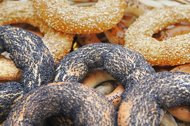 bagels met maanzaad en sesamzaadjes