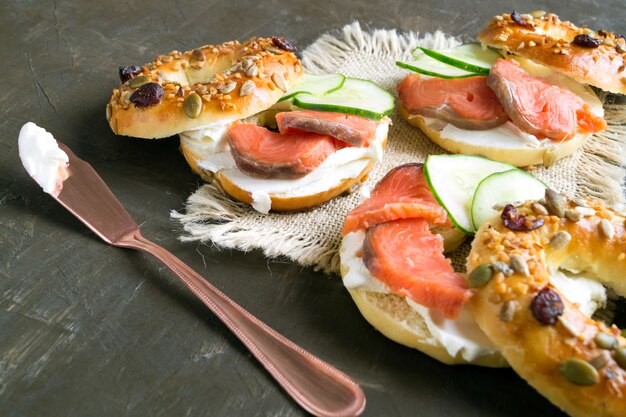 Bagels met roomkaas en gerookte zalm op een zwarte achtergrond