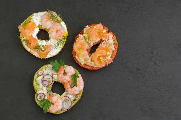 Bagels met roomkaas, zalm, garnalen.