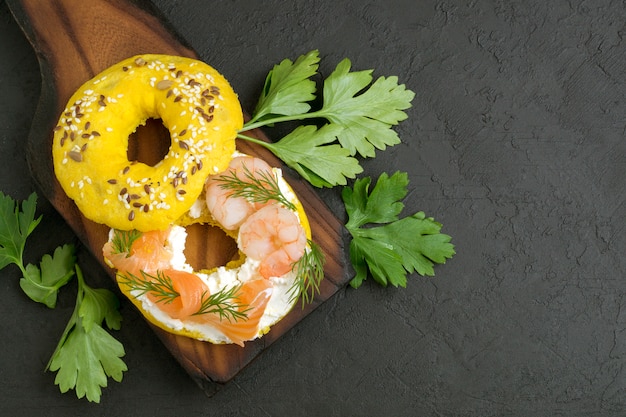 Bagels met roomkaas, zalm, garnalen.