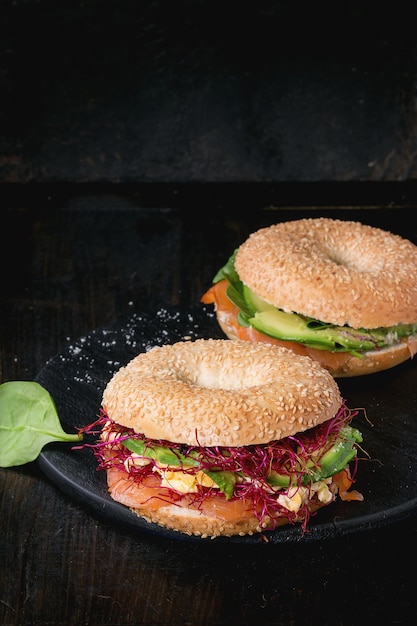 Bagels met zalm en ei