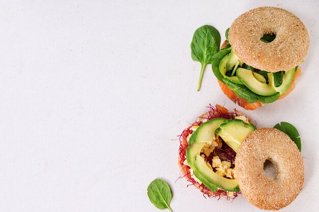 Bagels met zalm en eieren