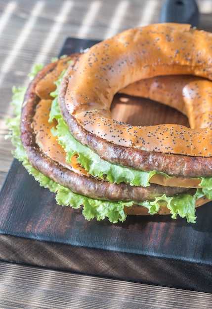 Bagel con lattuga fresca e salsiccia fritta