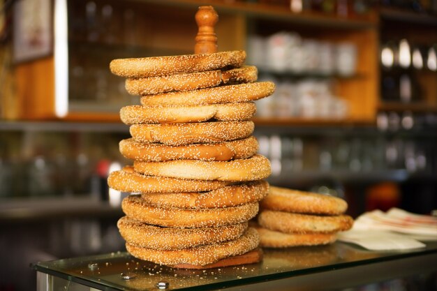 Bagel con sesamo sul bancone del bar