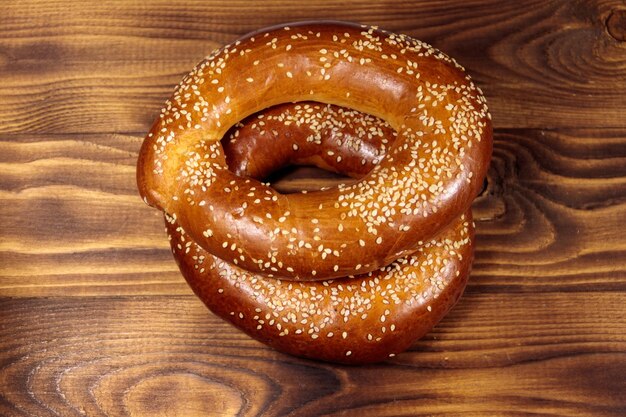 Bagel con semi di sesamo su tavola di legno