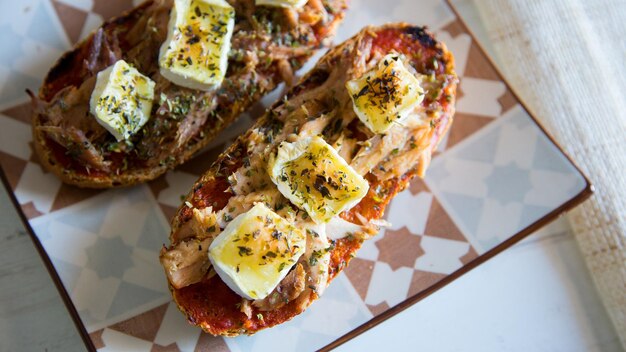 Foto bagette tostate con tonno al pomodoro e formaggio di capra