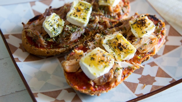 Bagettetoast met tomatentonijn en geitenkaas