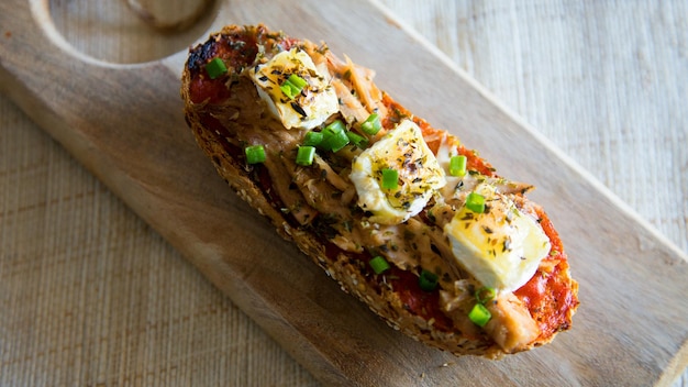 Bagettetoast met tomatentonijn en geitenkaas