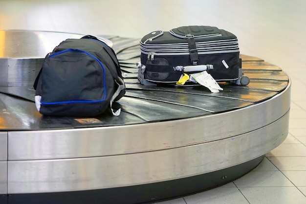 空港のベルトコンベア上の手荷物抽象的な手荷物ライン