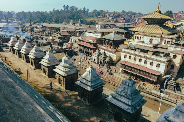 Помещение храма Пашупатинатх на реке Багмати в Катманду