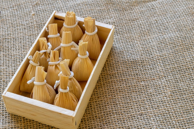 Sacchetti di paglia di mais con dulce de leche, in cassetta di legno