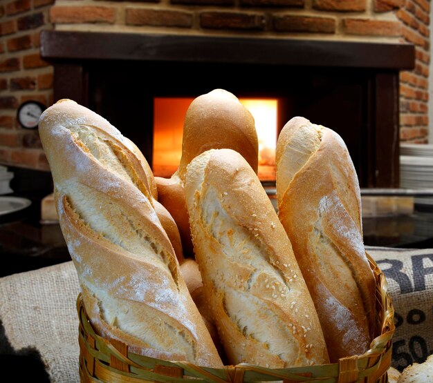 Foto baguette cotte nel forno a legna