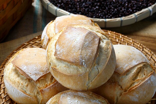 багетный хлеб и кофе в пекарне
