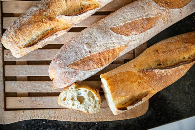 バゲットパンフランスの新鮮なスナックテーブル上の健康的な食事食品コピースペース食品背景素朴な