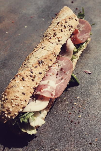 Baguette broodje met ham en groen.