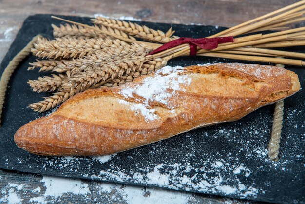 Baguette o pane francese e alcune spighe di grano