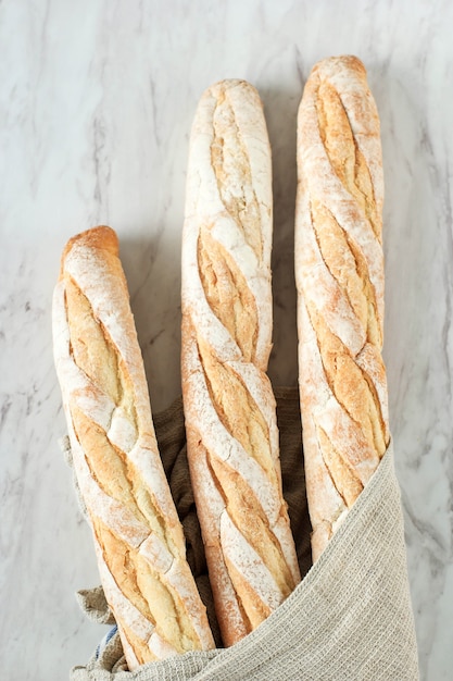 Baguette, pane morbido francese fresco isolato su sfondo bianco. avvicinamento.