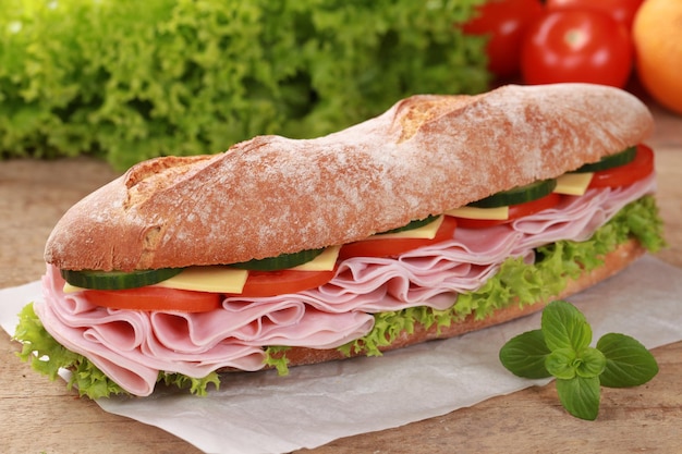 Foto baguette con prosciutto