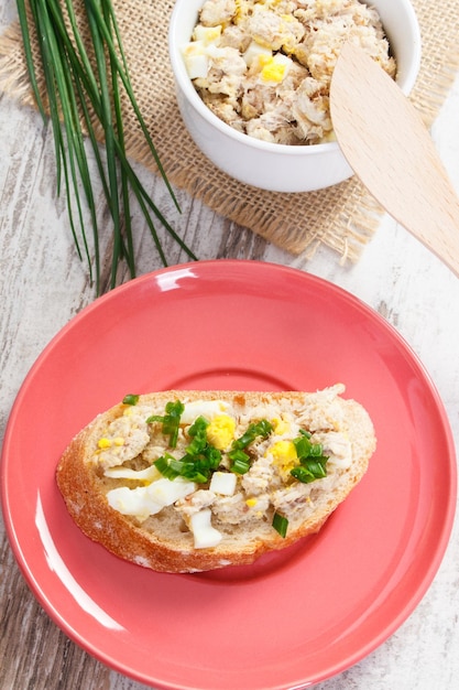 Багет со скумбрией или паштетом из тунца с яйцом и зеленым луком