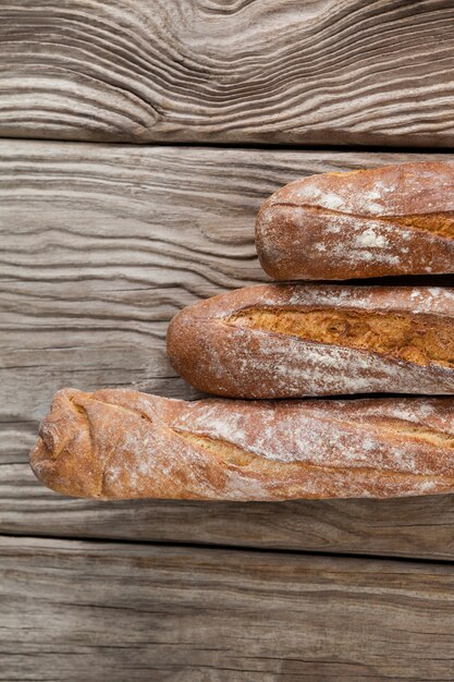 Foto baguette su fondo in legno