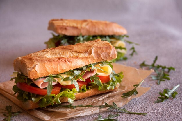 Baguettesandwich met kaas ham tomaten en groenten