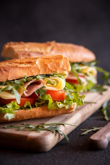 Foto baguettesandwich met kaas ham tomaten en groenten