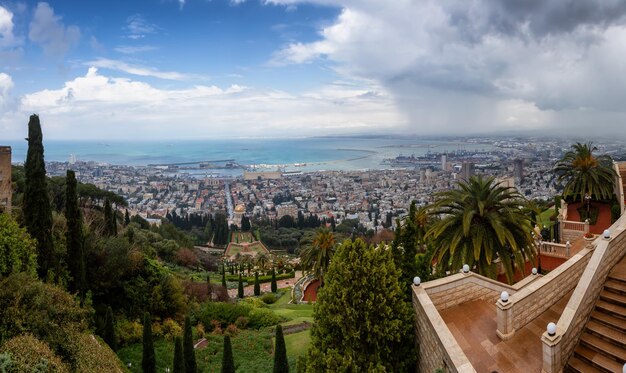 Бахайские сады и город на побережье Средиземного моря