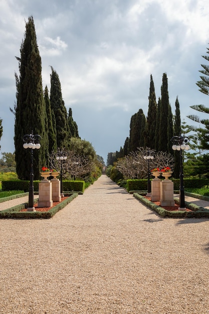 Giardini bahai durante una giornata nuvolosa