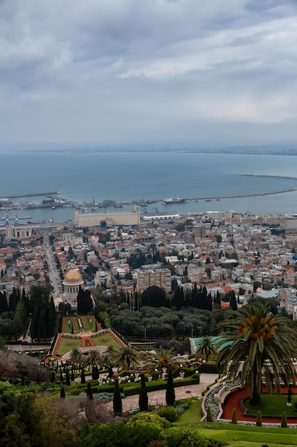 Bahai-tuinen en een stad aan de kust van de Middellandse Zee