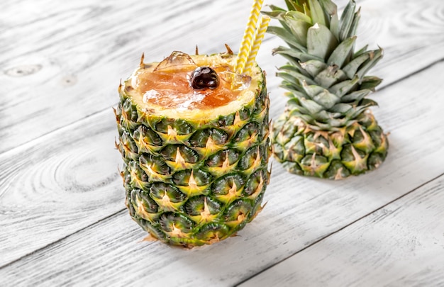 Bahama Mama Cocktail geserveerd in uitgeholde verse ananas