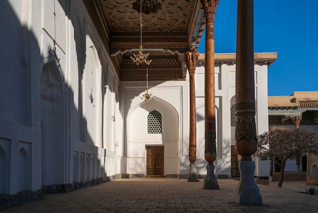 Photo bahauddin naqshbandi memorial complex and amir muzaffarkhan mosque on a sunny day bukhara uzbekistan